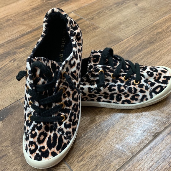 madden girl baailey canvas sneaker